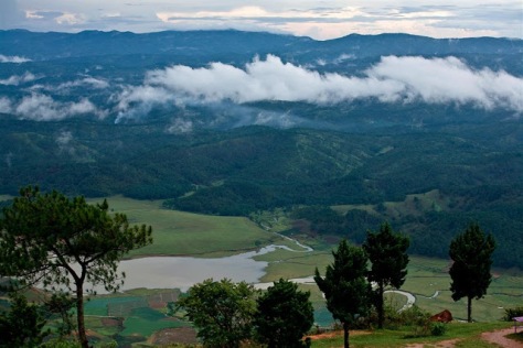 Hình ảnh khu du lịch Đà Lạt trong vùng thung lũng núi rừng